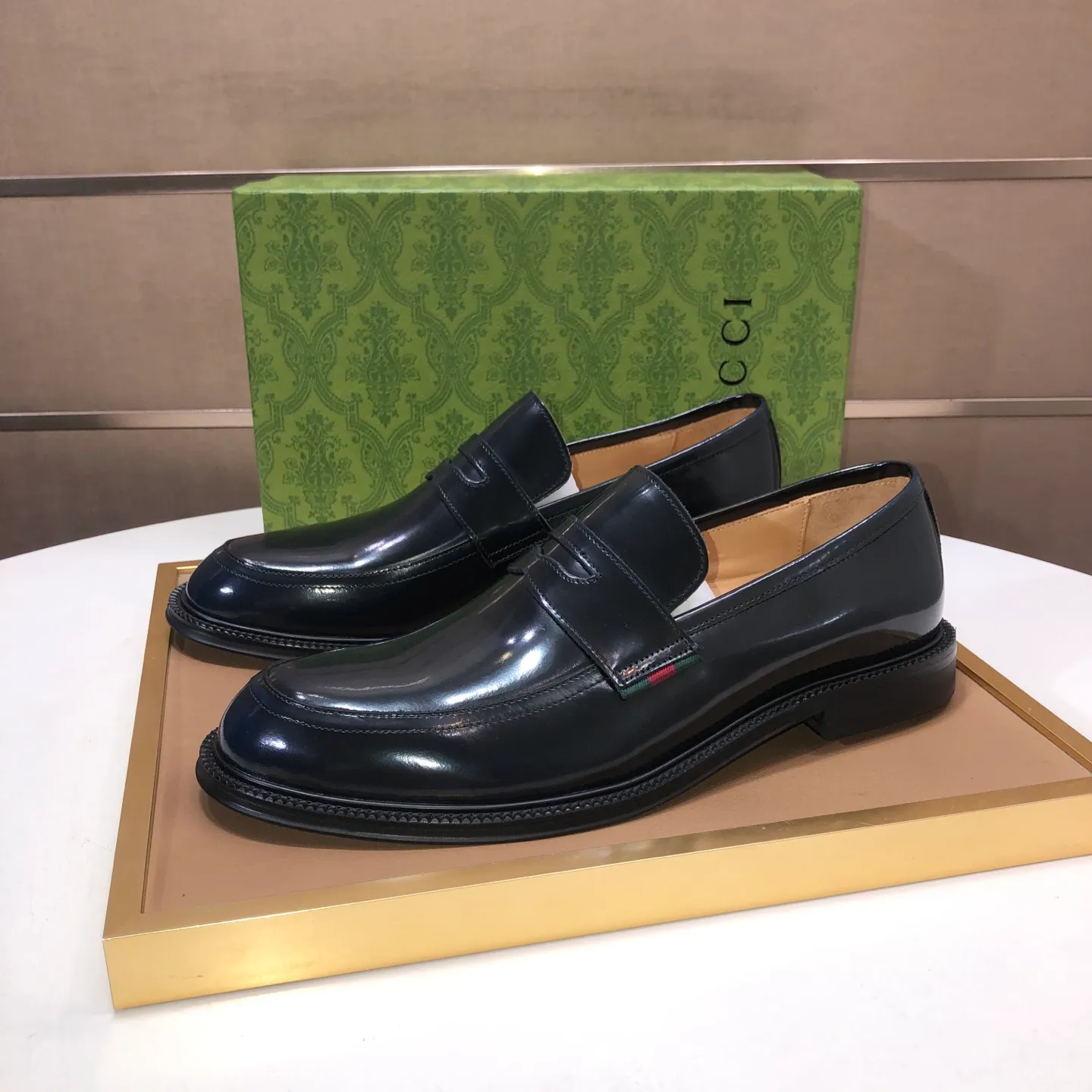 Factory batch 500💰Italy’s top luxury men’s shoe giant (GUCCI) (Gucci) (full cowhide lining) new arrival🍃Original European style🔰 Pleasant to the eye😍In order to make the shoes more durable and non-deformable🌀The production continues to follow traditional methods but there is still no lack of innovation💪The original sheepskin is selected for the leather♻️Smooth, natural and extra bright⭐Made of imported cowhide The rich man’s first choice 38-45 (45 customized)